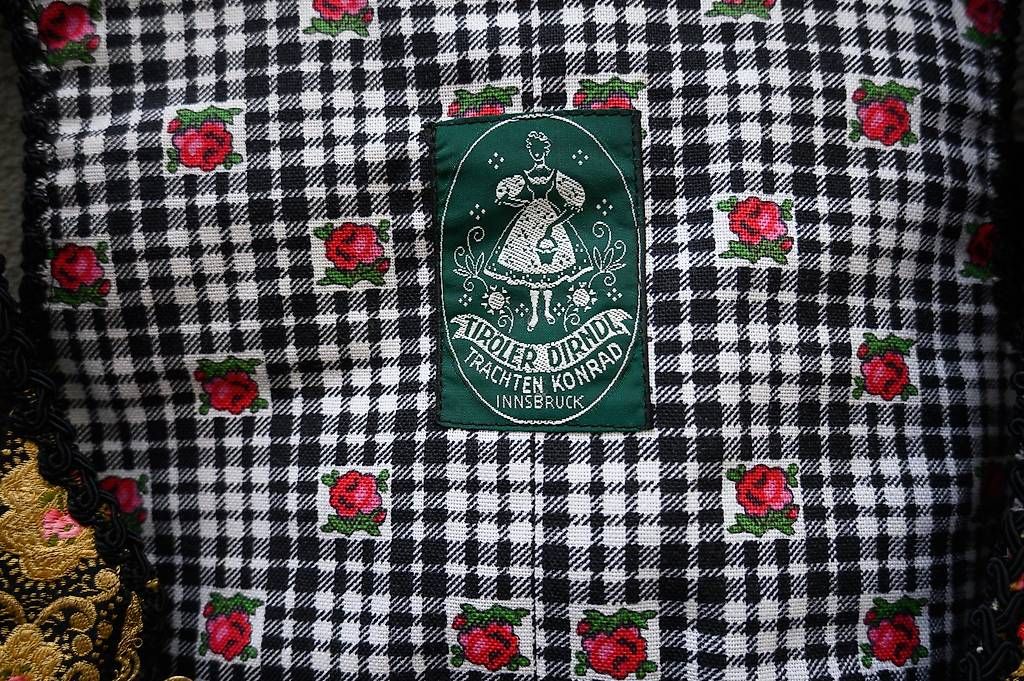 Costumi: Tiroler Tracht alt Samt mit Tasche – Usato da Kriens venduto da harryharmlos01 1