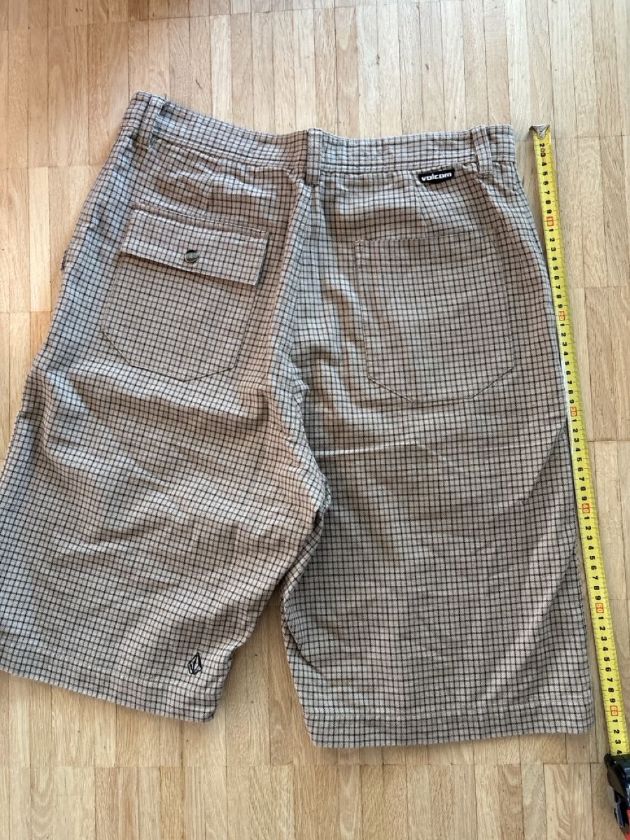 Volcom Pantaloni: Volcom Chino Bermuda shorts, Size 32, Checked Pattern – Usato da Nyon venduto da Iamher 2