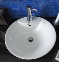 Doppelwaschtisch mit Unterbauten u Armaturen