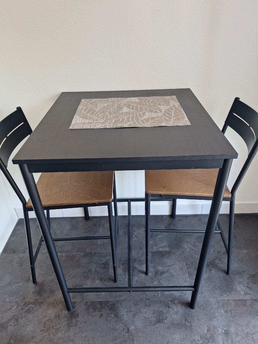 Conforama Tischset: Bartisch mit 2 Stühlen – Gebraucht aus Kriens von pat_5w8t