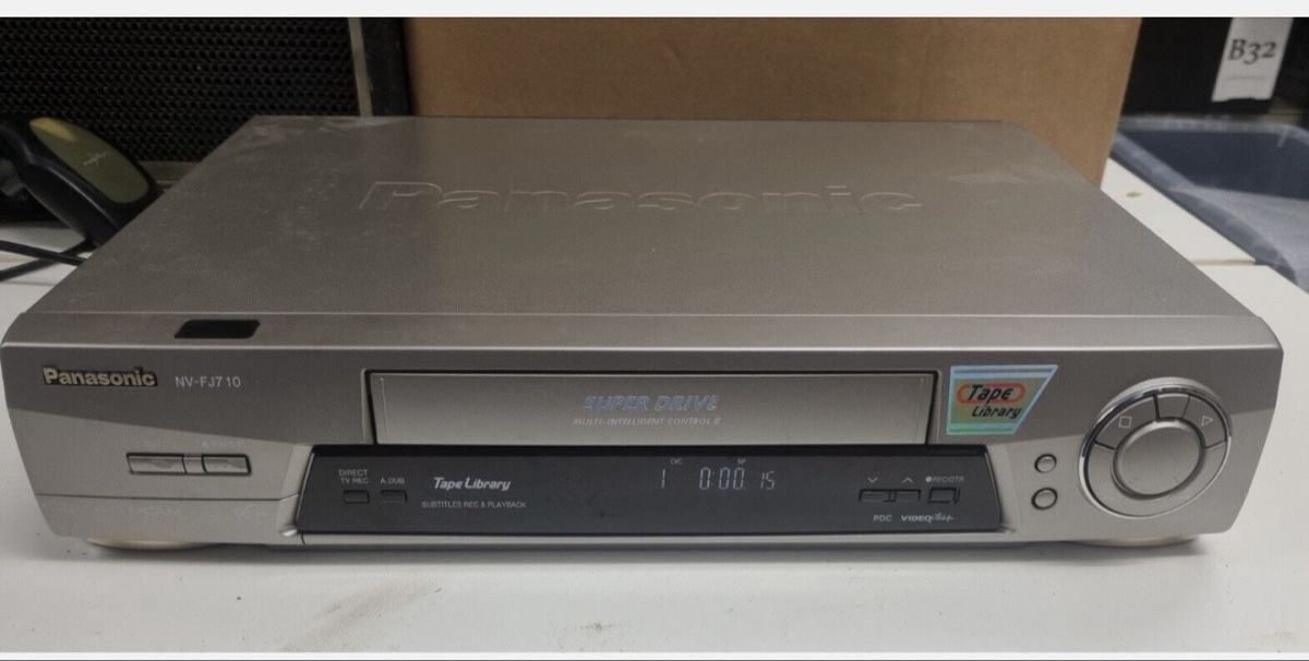 Panasonic Registratori: Panasonic NV FJ 710 Videorecorder mit FB – Usato da Trimbach venduto da SABO-61 2