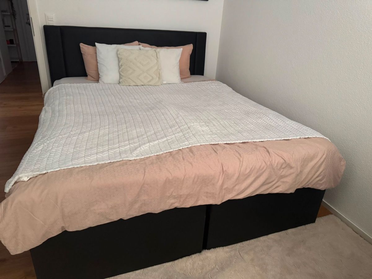 Conforama Lits: Boxspringbett schwarz mit Kopfteil Grösse 160x200cm – D'occasion à Ried b. Kerzers par SebastianAlexx