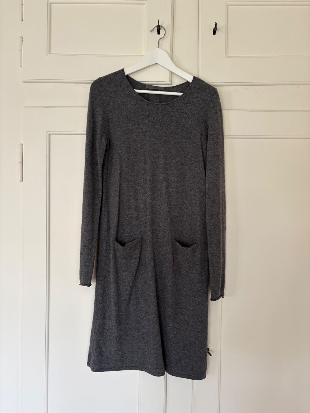 Kleider: FFC Wolle-Kaschmir Strickkleid Gr. L – Gebraucht aus Zollikon von Tmango