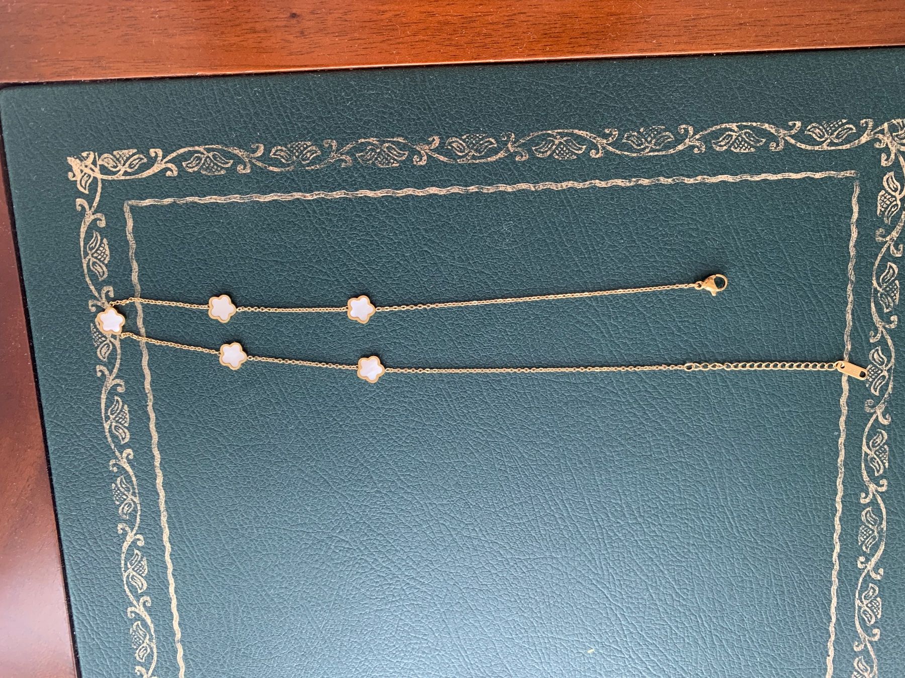 Colliers: Wunderschöne Halskette | Gold-Look mit Perlmutt-Blüten – D'occasion à Horgen par mag_scv9