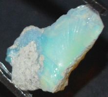 Edelstein L-7648 – Äthiopischer Opal roh 19x12mm 5.45 Karat