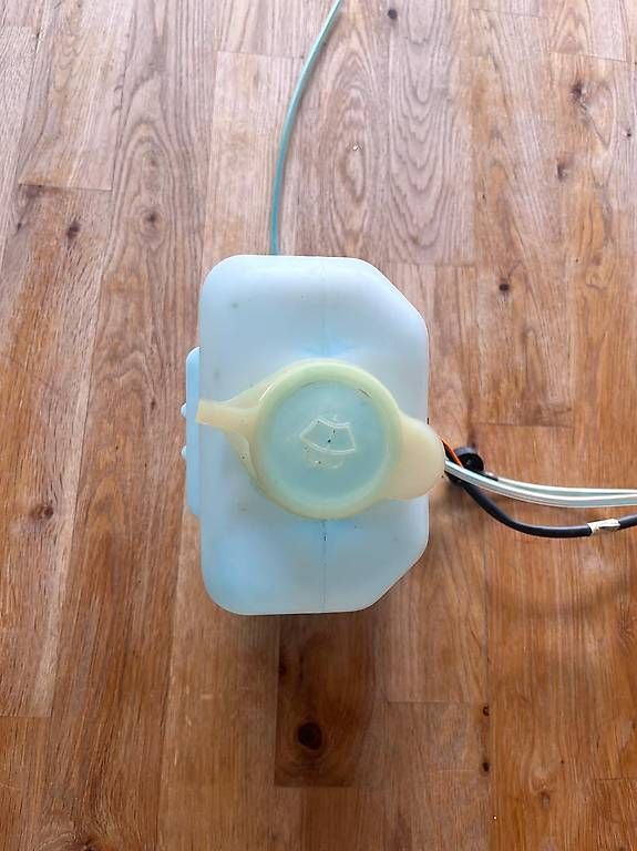 Toutes les pièces auto: Universal Scheibenwaschbehälter mit Pumpe 12V Mini Cooper – D'occasion à Mauren par lotus_46 3