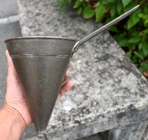 antikes Spitzsieb / Chinois aus Metall verzinkt H20cm DM14cm