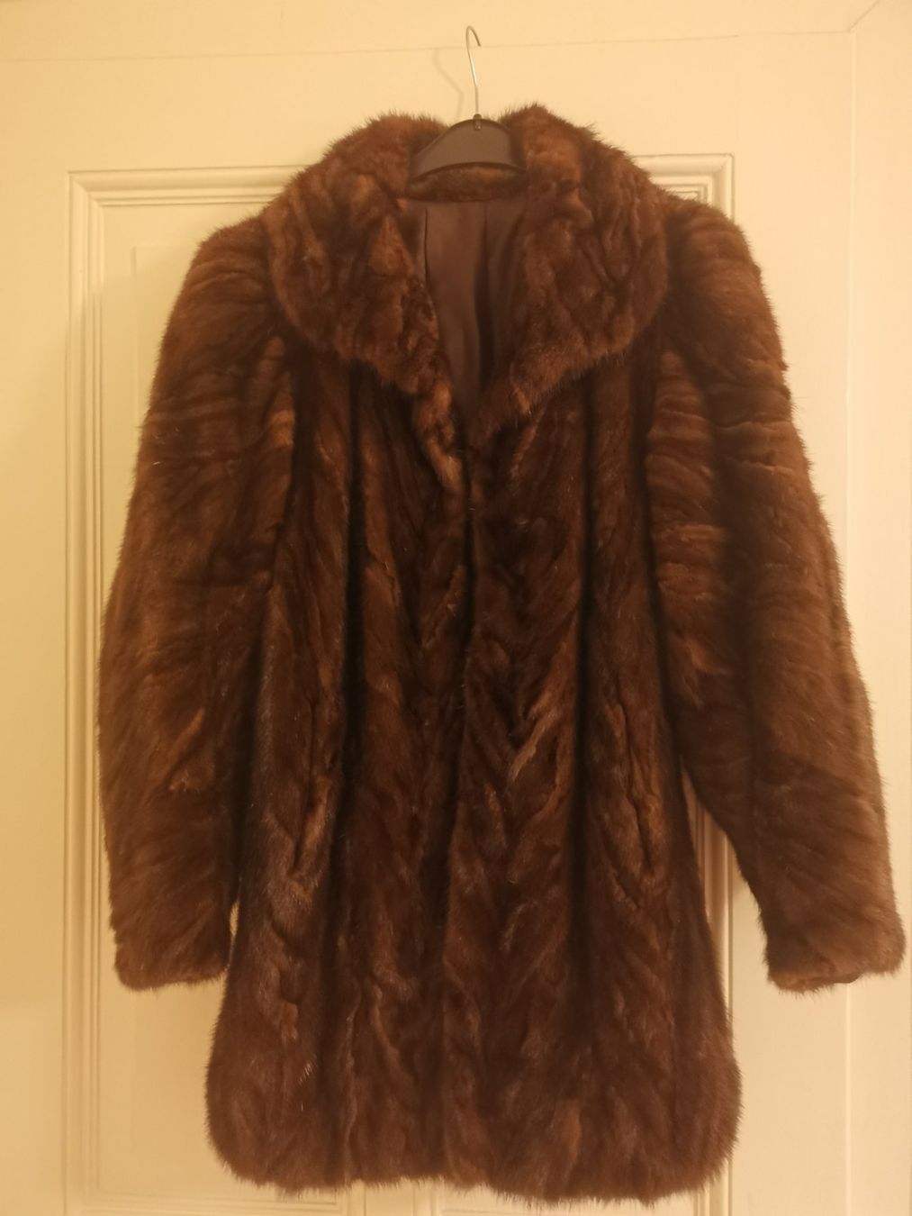 Cappotti: Eleganter Mantel in Visone Brown Dark – Usato da Bern venduto da jlxuan01