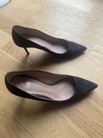 Schwarze BOSS Eddie Wildleder Pumps Gr. 38