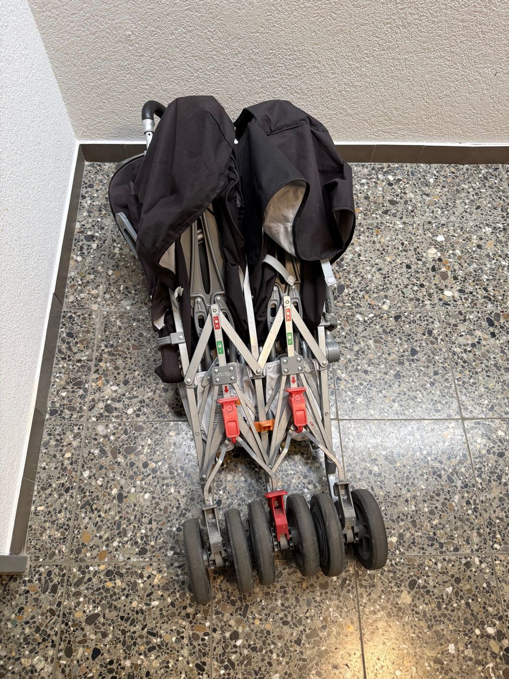 Mclaren Kinderwagen: McLaren, Zwillingsbuggy – Gebraucht aus Bolligen von Grossacher 3