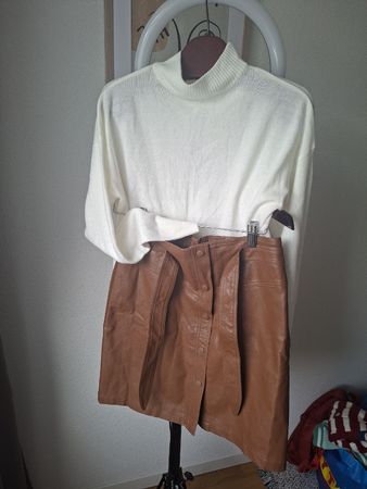 Stylisches Set – dünnes Langarm-Oberteil & Rock inLederoptik