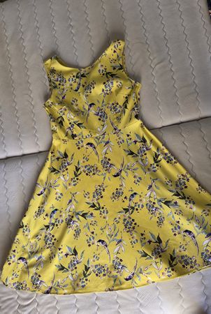 Farbenfrohes Damenkleid