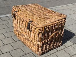 Flechttruhe mit Griffen + Lederriemen; L85cm x B55cm x H56cm
