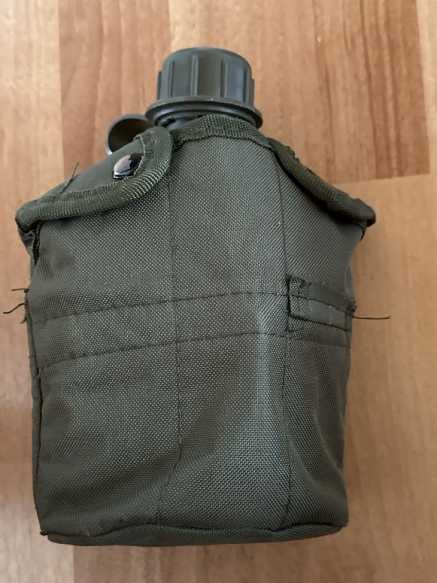 Equipement & pcs de rechange: Feldflasche mit Hülle  – D'occasion à St. Gallen par mai_zpt7