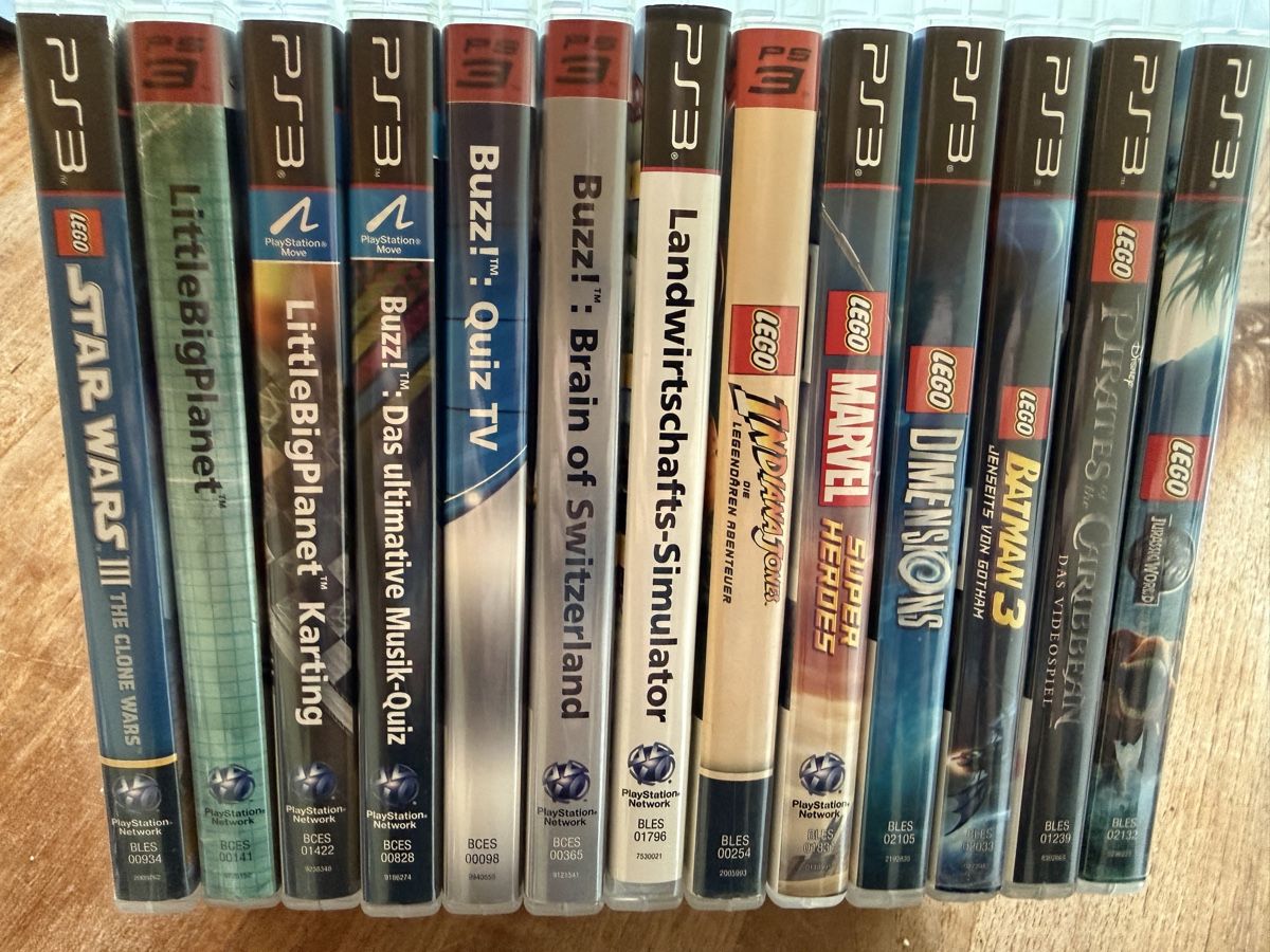 Sony Konsolen: Sony PS3 Slim 160GB + 3 Controller + Buzz!Buzzer + 13 Spiele – Gebraucht aus Koppigen von Baumberger123 7