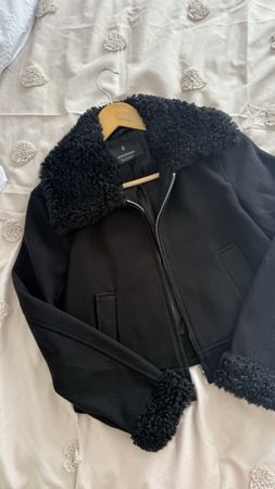 Veste Stradivarius noire avec col en fourrure taille S
