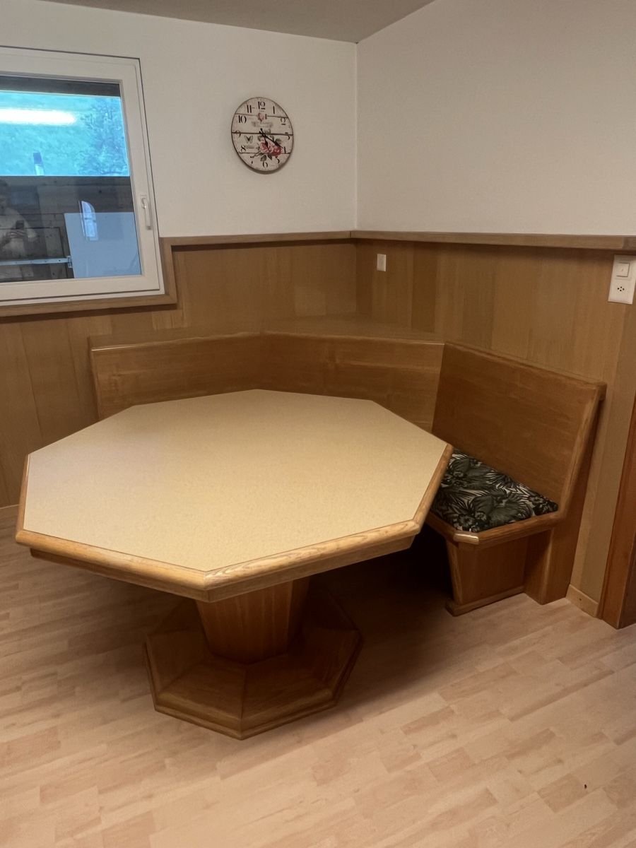 Set di tavolo e panche: Rustikale Eckbankgruppe, Esstisch, Holz – Usato da Ruggell venduto da sumpfbiba