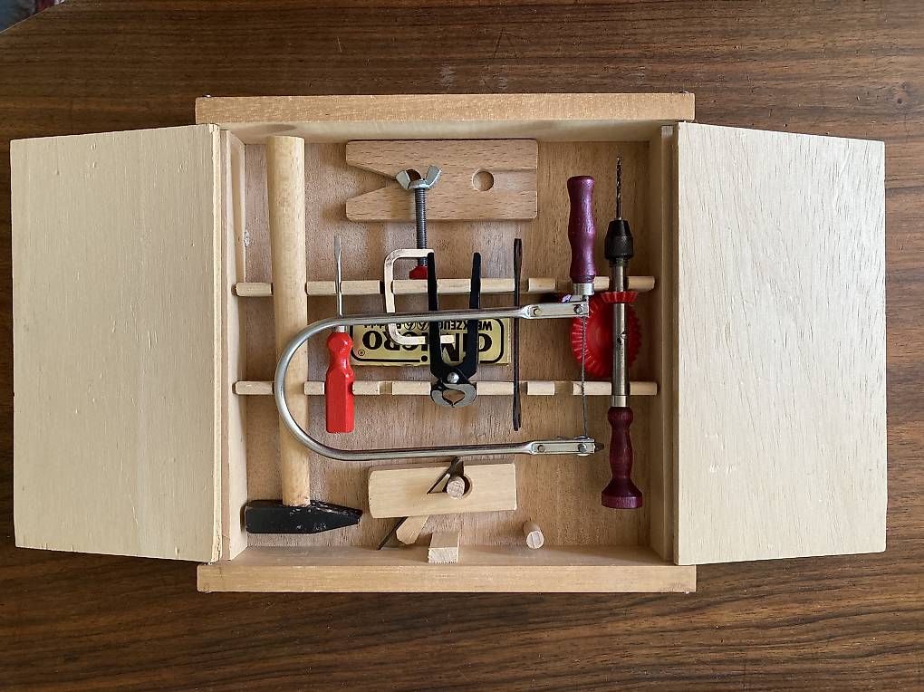 Tutti gli attrezzi: Petit boîte à outils en bois  – Usato da Vevey venduto da yvanschulz