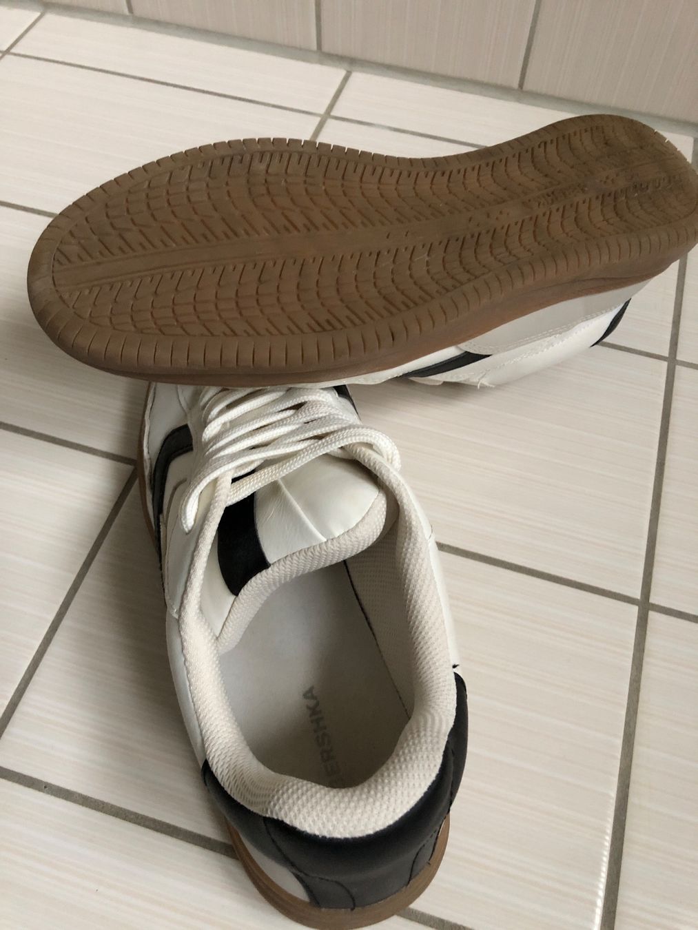 Bershka Herrenschuhe: Sneaker Herren 44 – Gebraucht aus Arth von Vrecam51 2