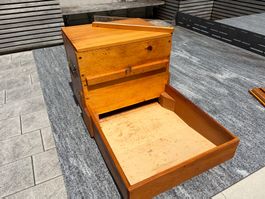 Anbrüterkasten aus Holz mit Einlauftrichter