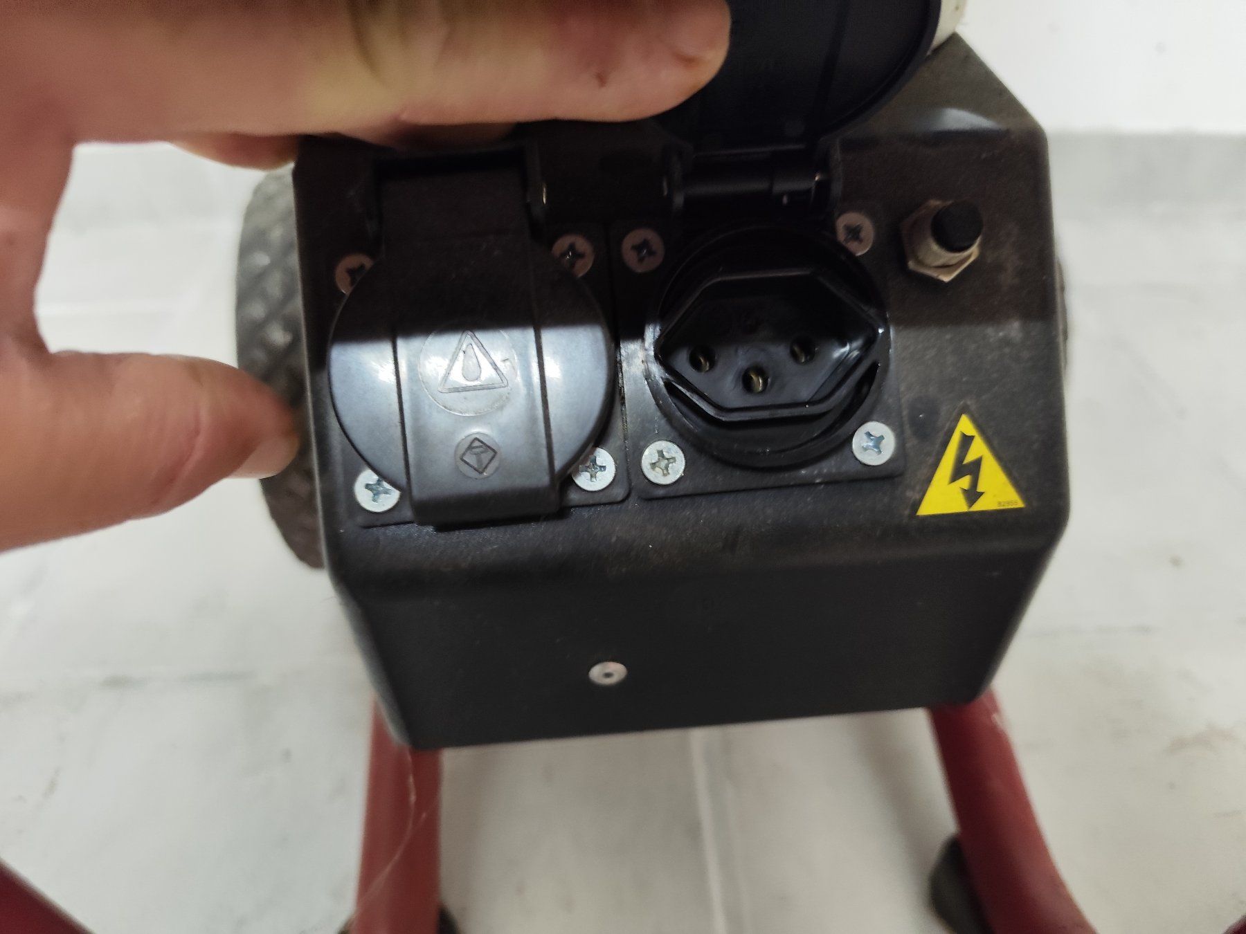 Stromgeneratoren: Stromgenerator tragbar, ideal für Camping – Gebraucht aus Niederweningen von Nrstniz56 1
