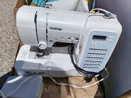 Brother Nähmaschine weiss mit Display, gut erhalten