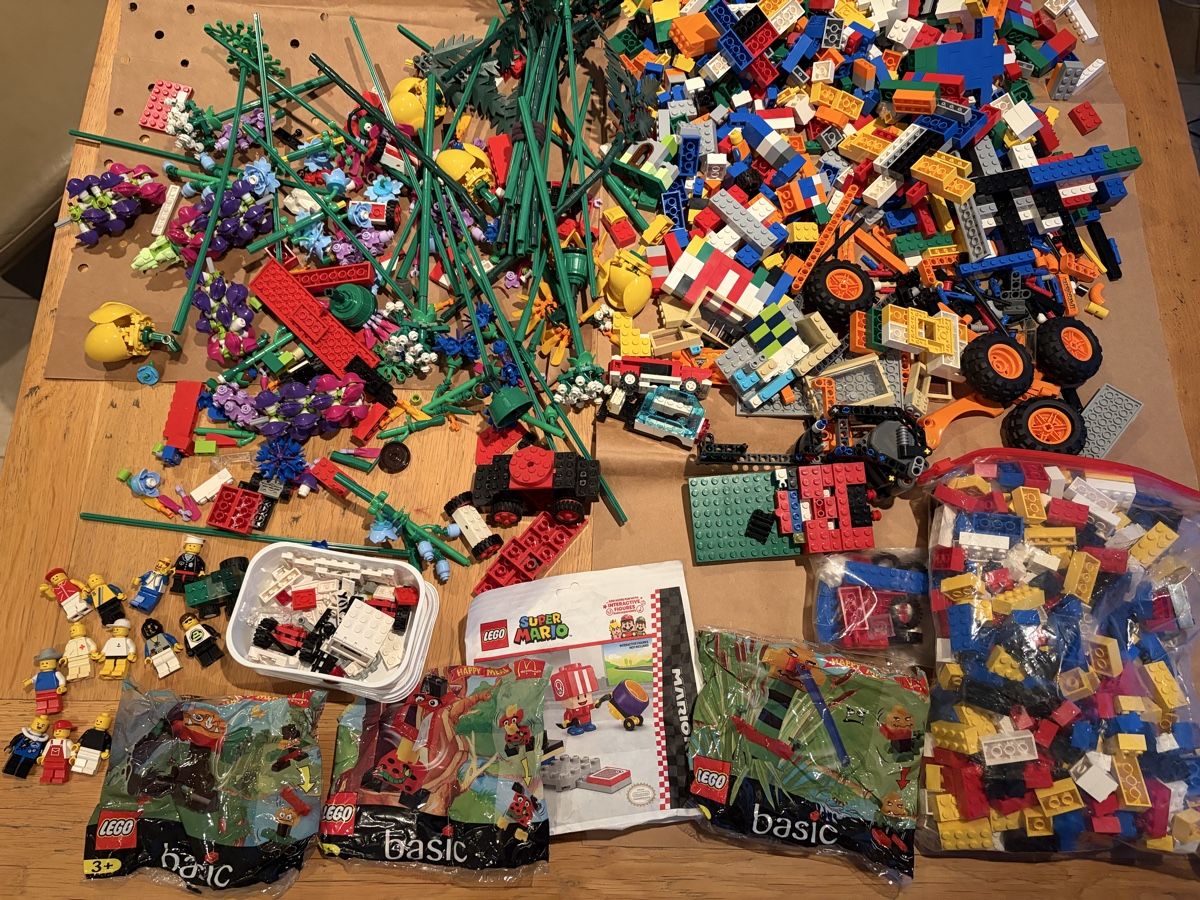 Lego Kit di costruzioni: Lego mélangés 3.9 kg avec 12 figurines  – Usato da Echallens venduto da JAR69