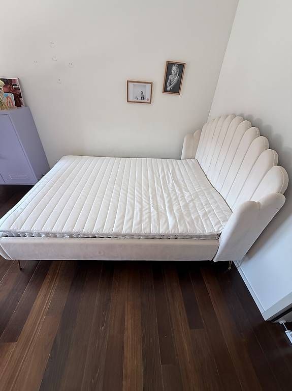 Betten: Muschelbett beige samt  – Gebraucht aus Erlenbach ZH von mal_qvk6 3