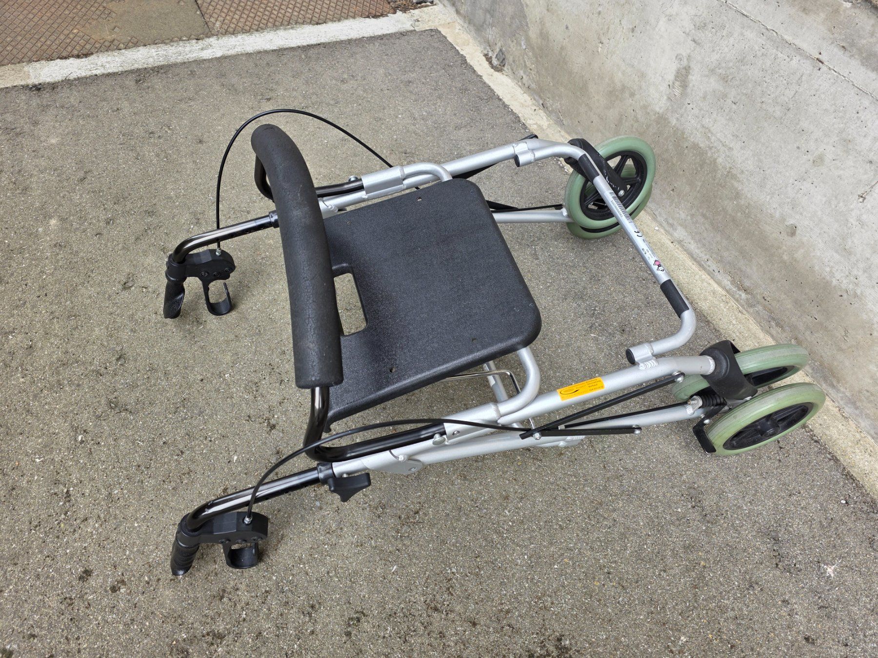 Ausili per la deambulazione: leichter stabiler Rollator mit Sitzfläche faltbar B+B RL 120 – Usato da Walterswil BE venduto da Lonitti 3