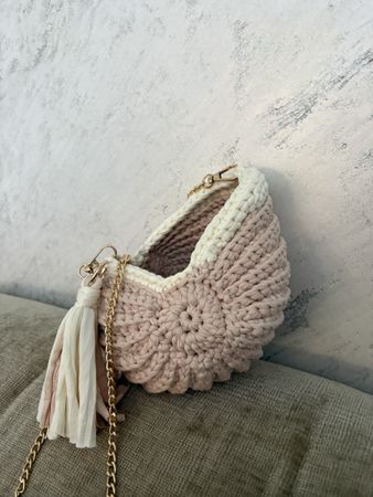 Selbst gehäkelte Handtasche