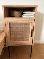 Nachttischli aus Holz mit Rattantür 