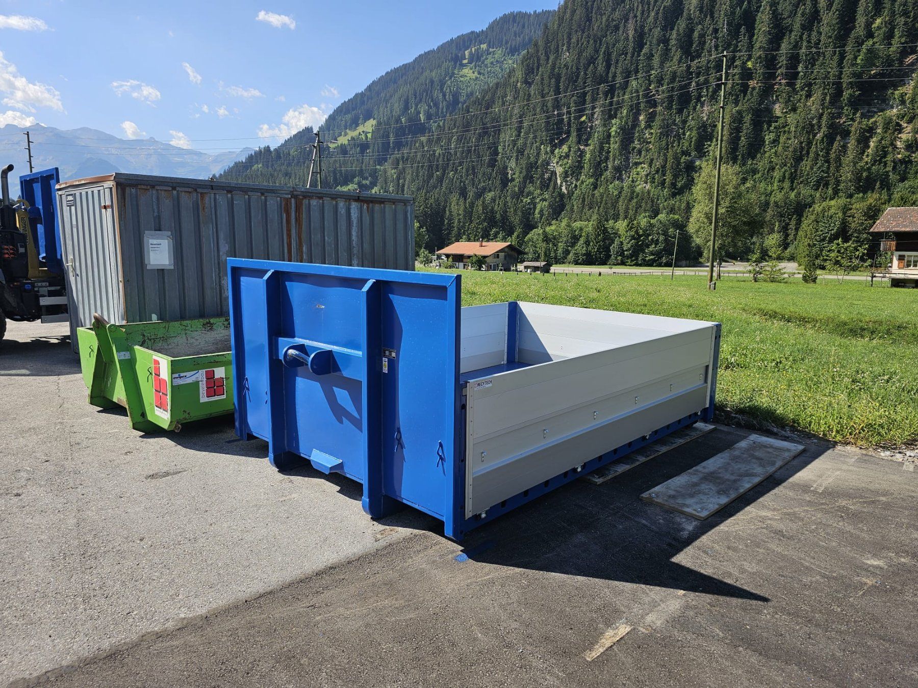 Baucontainer: Abroll-Plattform City mit Aluseitenläden – Gebraucht aus Wallisellen von Recytech