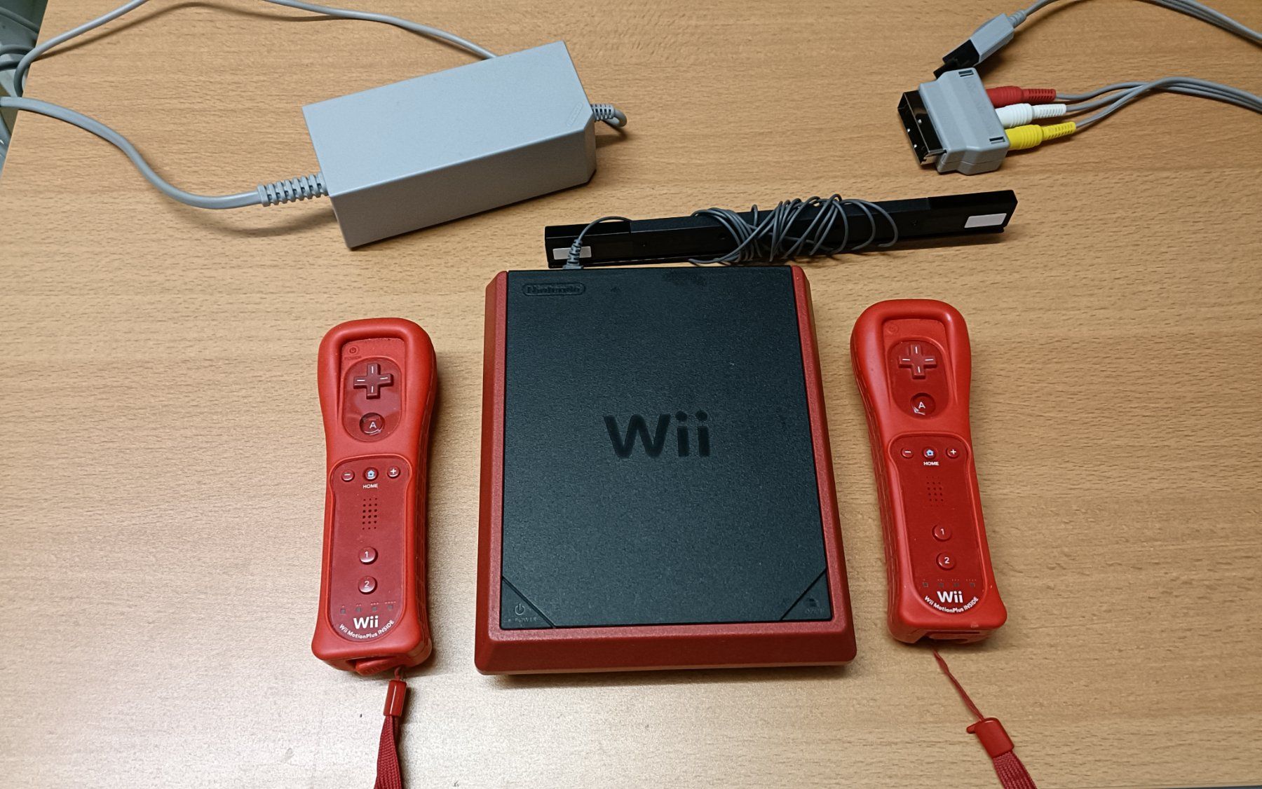 Nintendo Konsolen: Nintendo Wii Mini mit Zubehör, 2x Controller – Gebraucht aus Köniz von Gamecollect