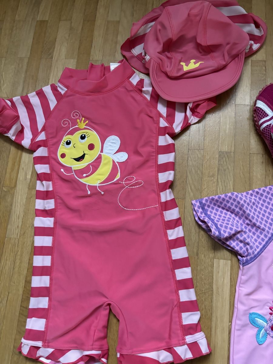 Costumi da bagno & Bikini: Badeset UV Gr. 92/98 und Badeschuhe – Usato da Niederwangen b. Bern venduto da muidop 1