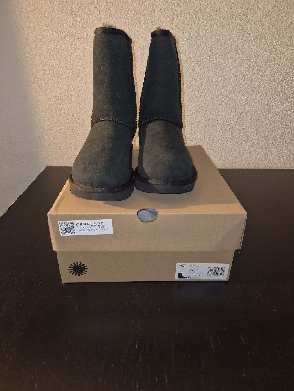 Ugg Scarpe da donna: UGG Boot Classic Short, Grösse 38 – Nuovo e nell'imballaggio originale da Reinach BL venduto da sunny2014 1