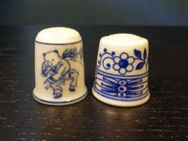 Zwei Fingerhüte / Fingerhut mit blauen Motiven