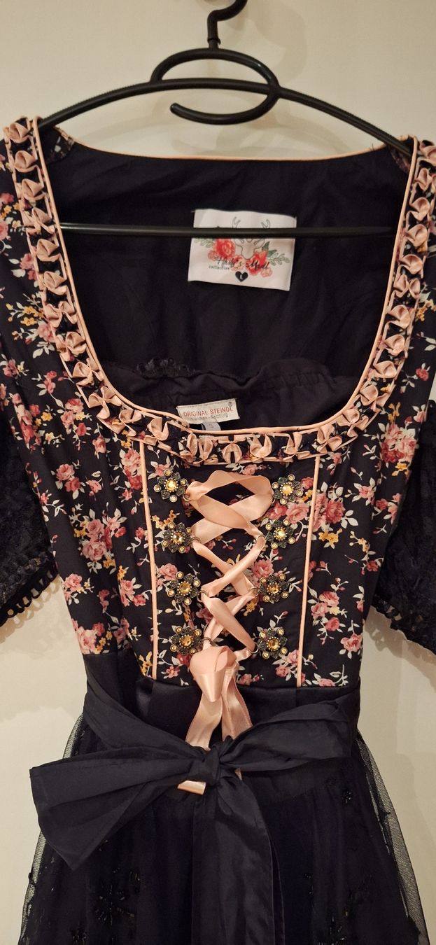 Vestiti: Dirndl schwarz geblümt Grösse L – Usato da Rüti ZH venduto da JeTre 1