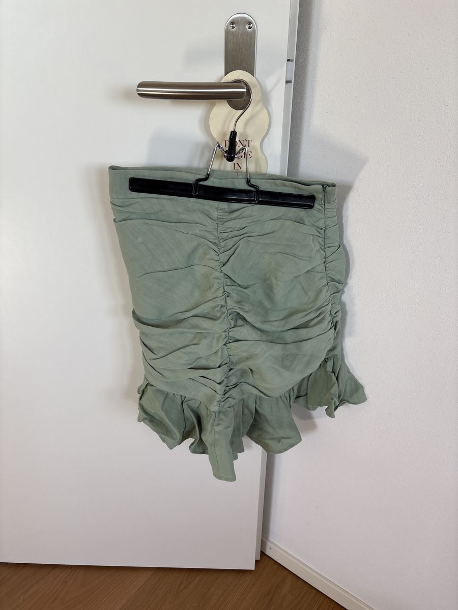 Zara Gonne: Pistachio Green Ruffled Mini Skirt – Usato da Oberhasli venduto da ani_97f7 1