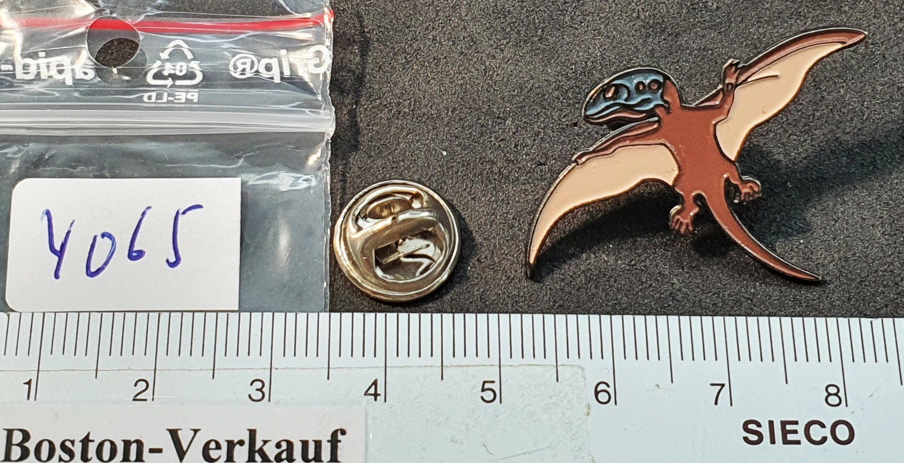 Plaketten & Abzeichen: Y065 - Pin Dino Dinosaurier Vogel – Gebraucht aus Reinach BL von Boston-Verkauf 1