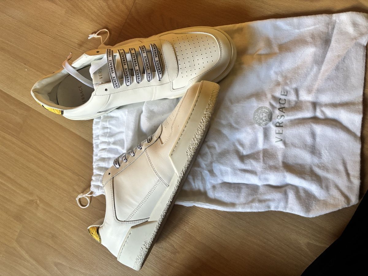 Herrenschuhe: Versace Baskets en cuir blanc, taille 43, comme neuves – Neu (gemäss Beschreibung) aus Dugny (Leytron) von Cel_97 1
