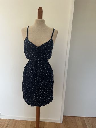 Kleid mit Blumenmuster Dunkelblau Grösse M von Hollister
