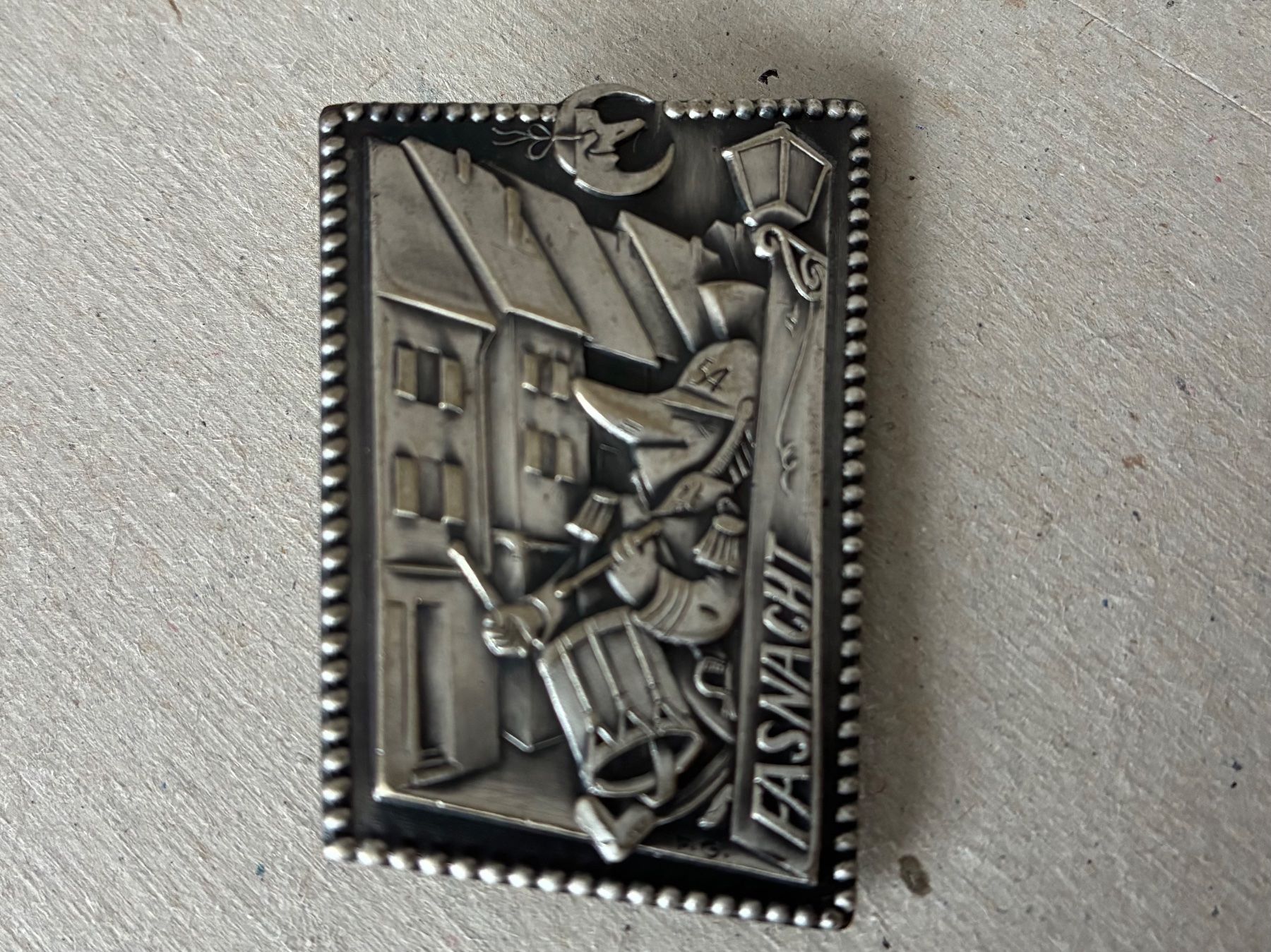 Plaketten & Abzeichen: Basler Silber-Fasnachtsplakette 1954 – Gebraucht aus Riehen von freestyle_buttons