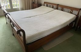 Klassisches Doppelbett in Massivholz inkl. Matratzen