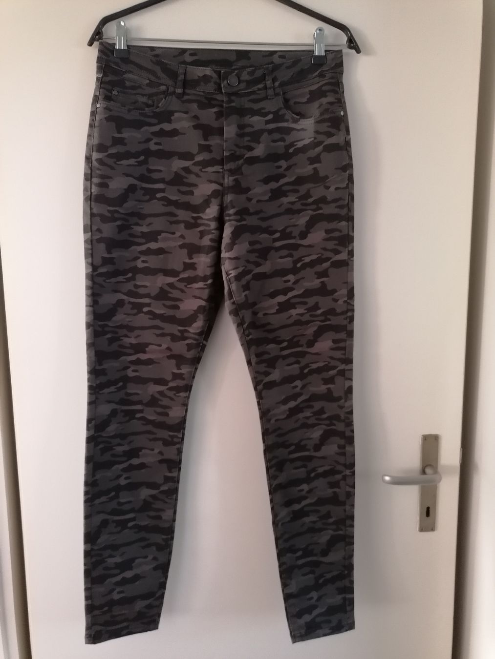 C&A Pantaloni: Hose, Camouflagemuster, C&A, Gr. 40 – Nuovo e nell'imballaggio originale da Zug venduto da Annina29