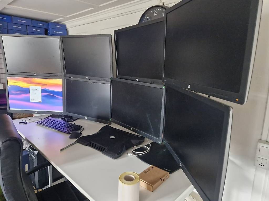 Monitor: 8x Monitor Setup - Trading Setup, Multi Screen Workstation – Usato da Horw venduto da c-comp