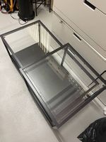 Moderner Glas-Couchtisch, ideal für das Wohnzimmer.