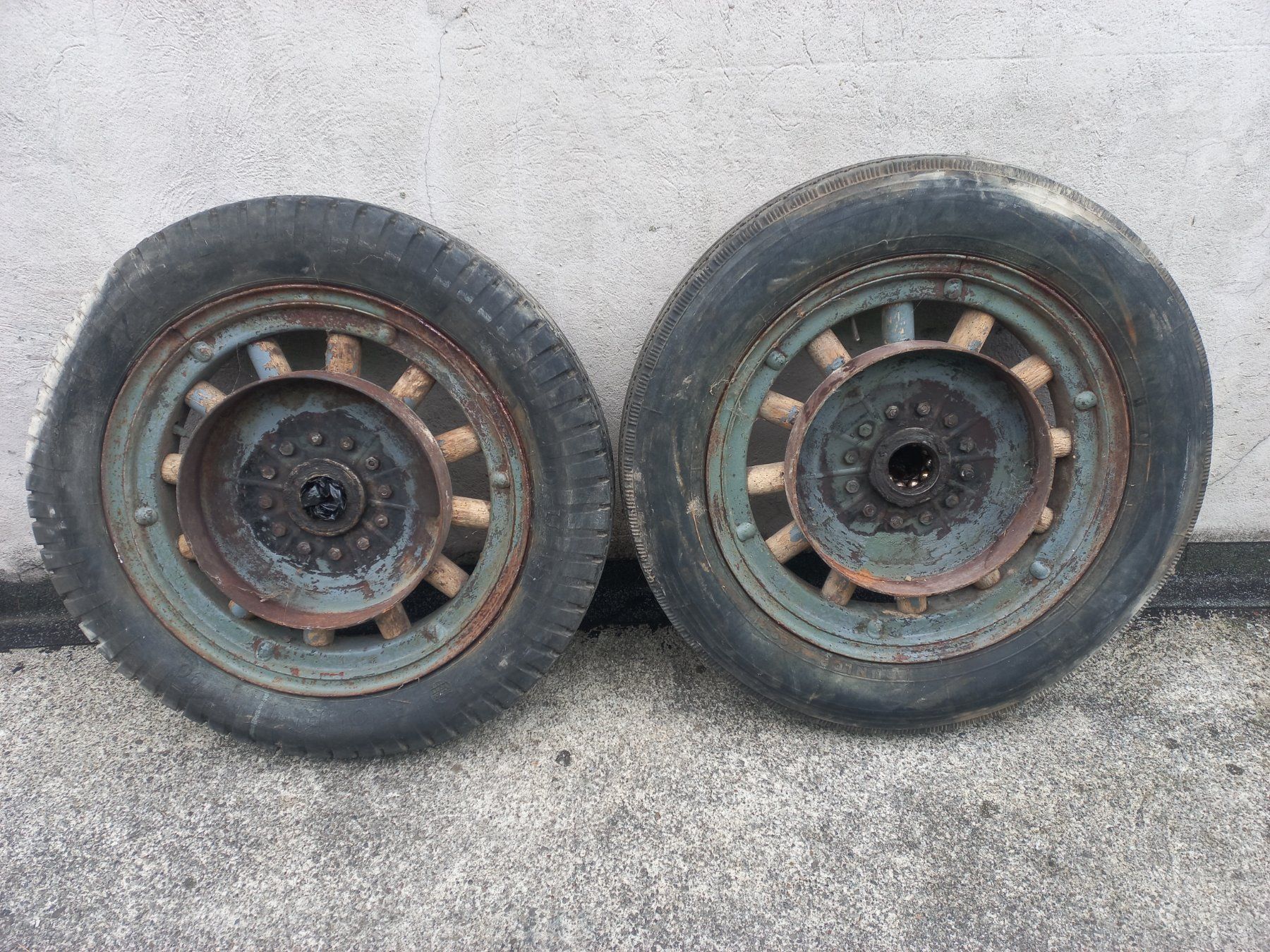 Buick Pneumatici & Ruote complete: Oldtimer 2 Speichenrad / Holzspeichenrad BUICK 21" für Deko – Usato da Dulliken venduto da Dullikenlerchclassic 2
