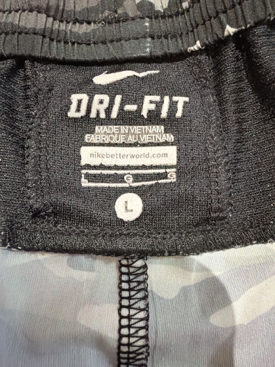Nike Pantaloni: Nike Dri-Fit Shorts Grösse L – Usato da Obersaxen venduto da jen_6dnw 1