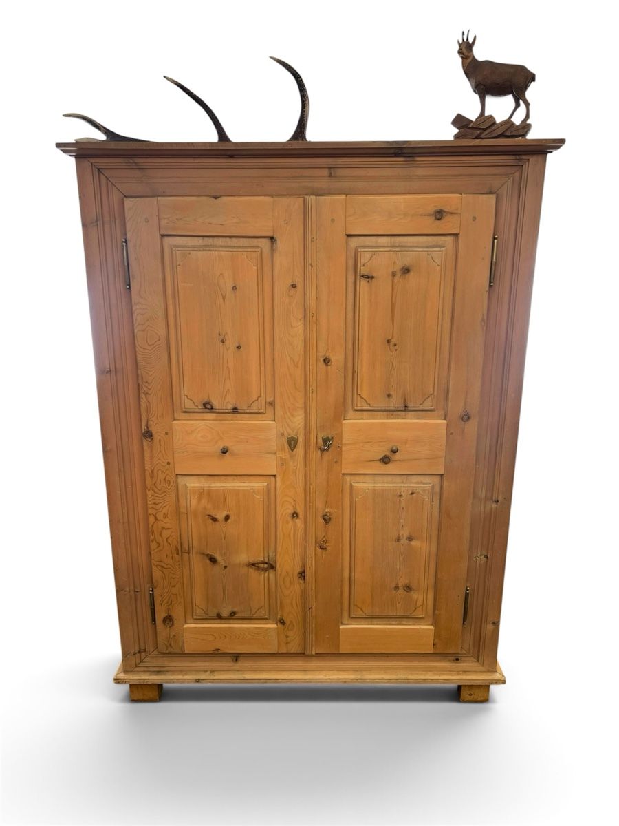Armadi: Arvenschrank Engadin – Usato da Gossau SG venduto da Keller-Antiques