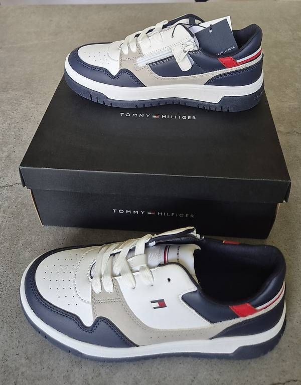 Tommy Hilfiger Herrenschuhe: Chaussures Tommy Hilfiger, taille 37 – Gebraucht aus Plan-les-Ouates von Jamune